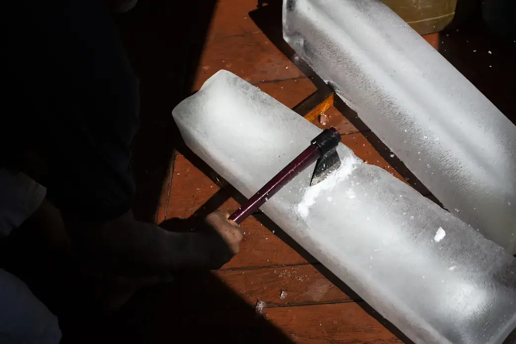 For fishermen and consumers alike, the lack of power along the fish's supply chain and the cost of ice have been a major stumbling block to accessing a commercial market for paiche meat, which is gradually gaining popularity in Bolivia's urban centers. Image by Felipe Luna. Bolivia, 2018. 