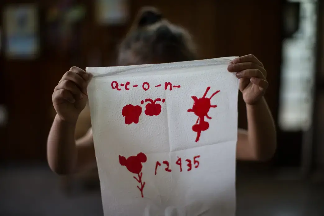 Ashley,6.

Her father was a gang member. As a way of protecting her and her brother's lives, she understands she should not say where she lived or who her father was. At such a young age, she attempted suicide when her father and mother were arrested. The Salvadoran Association Pro-Rural Health helps her with school and guides her grandmother to cooperate in human and educational training.

Image by Almudena Toral. El Salvador, 2018.