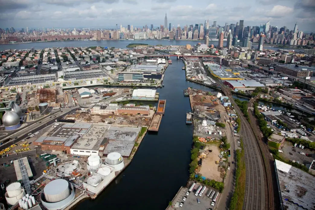 Newtown Creek, a 5.5 kilometer-long tributary of New York’s East River, is one of the most heavily industrialized and polluted sites in the United States. Water overflowed the armored banks of the waterway during Hurricane Sandy, spreading untreated sewage and toxic chemicals into city streets and basements. The Newtown Creek Wastewater Treatment Plant (the silver egg-shaped tanks on the far left), the largest of New York’s 14 sewage processing facilities, was responsible for the sewage—it released 550 million liters after becoming submerged. Image by Alex MacLean. United States, 2019.