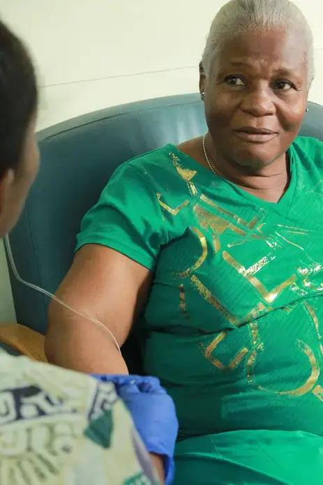 A patient receives chemotherapy from the Innovating Health International (IHI ) offices in Port-au-Prince. Image by Kate Corrigan. Haiti, 2017. 