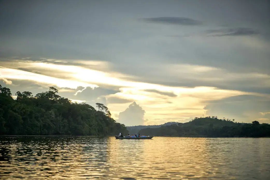 A boat navigates the Arinos River in October. Image by Pablo Albarenga. Brazil, 2018.