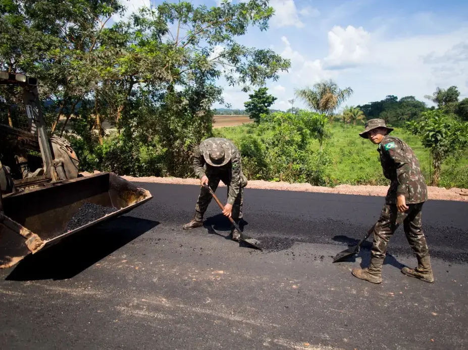 Militares realizando trabajos de asfaltado de la BR‐163, una de las promesas electorales de Jair Bolsonaro al sector agroindustrial, que le apoyó masivamente en las elecciones de 2018. Foto por Heriberto Araújo. Brasil, 2019.