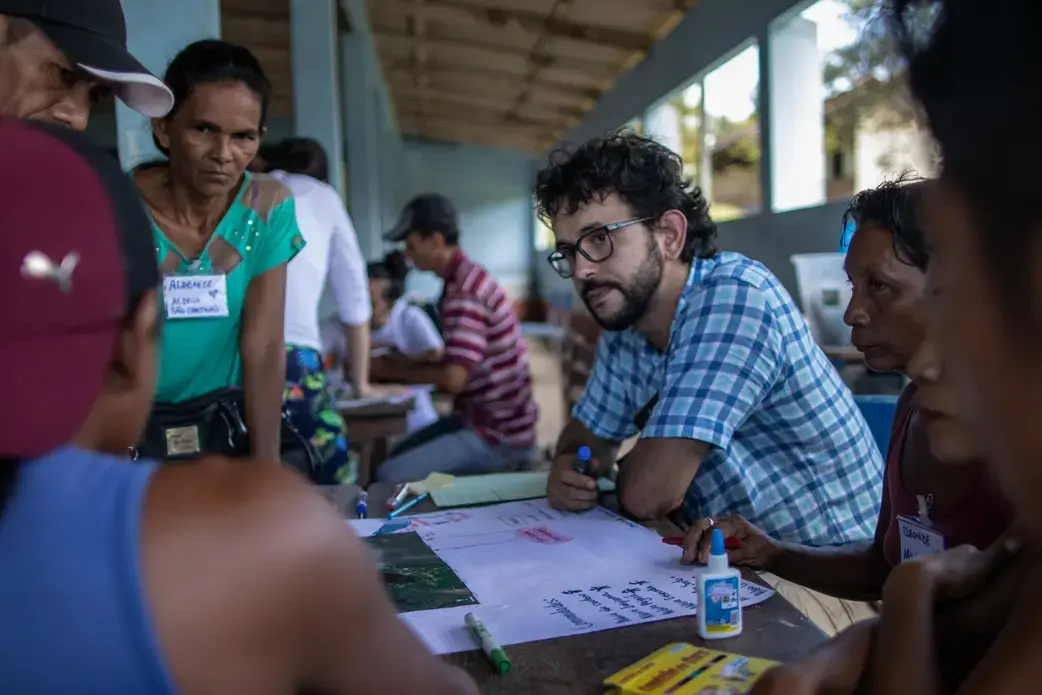 Pesquisador com ribeirinhos na comunidade de Jamaraquá, em projeto que busca tecnologias alternativas ao fogo na agricultura de subsistência. Foto: Flavio Forner. Brasil, 2020.