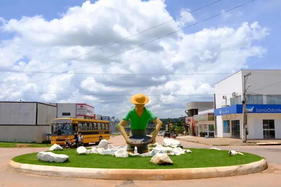In Novo Progresso, a city in Pará that survives on gold mining, a monument honoring "garimpeiros" (small-scale gold prospectors) has been erected—despite the impacts that this kind of extractive activity, which uses mercury, can have on the environment. Image by Melissa Chan. Brazil, 2019.