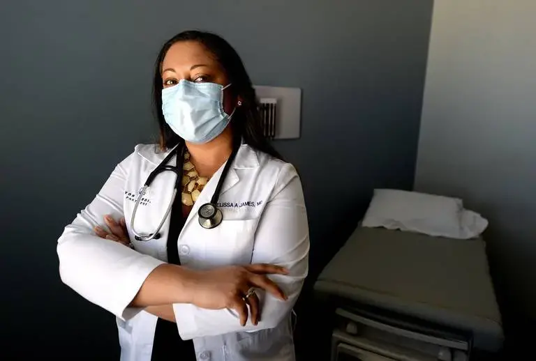 Image of a doctor wearing a medical face mask.