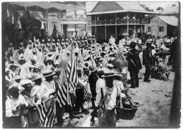 IMG_1934.jpg Crowd at Panama