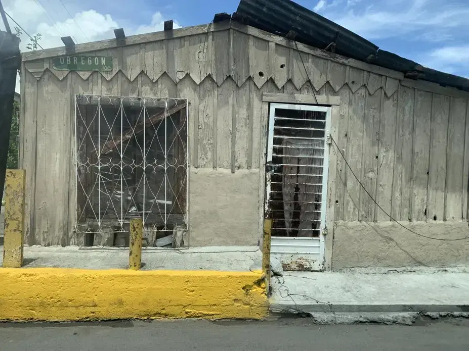 One of the many abandoned homes in Nuevo Laredo. Image by Pamela De La Cruz. Mexico, 2021.