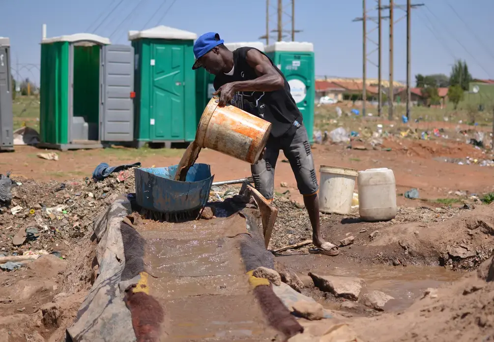 A zama zama processes gold and says he works seven days per week to feed his family. Image by Mark Olalde. South Africa, 2017.