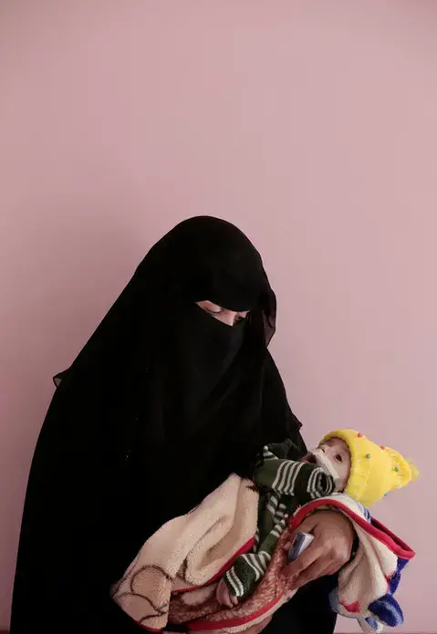 Mothers hold their children suffering from malnutrition in Yemen. Image by Nariman El-Mofty. Yemen, 2018.