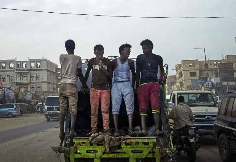 African migrants make their way to work in Marib, Yemen, July 29, 2019. Migrants often interrupt their journey to finds jobs to make extra money. Image by AP Photo / Nariman El-Mofty. Yemen, 2019.