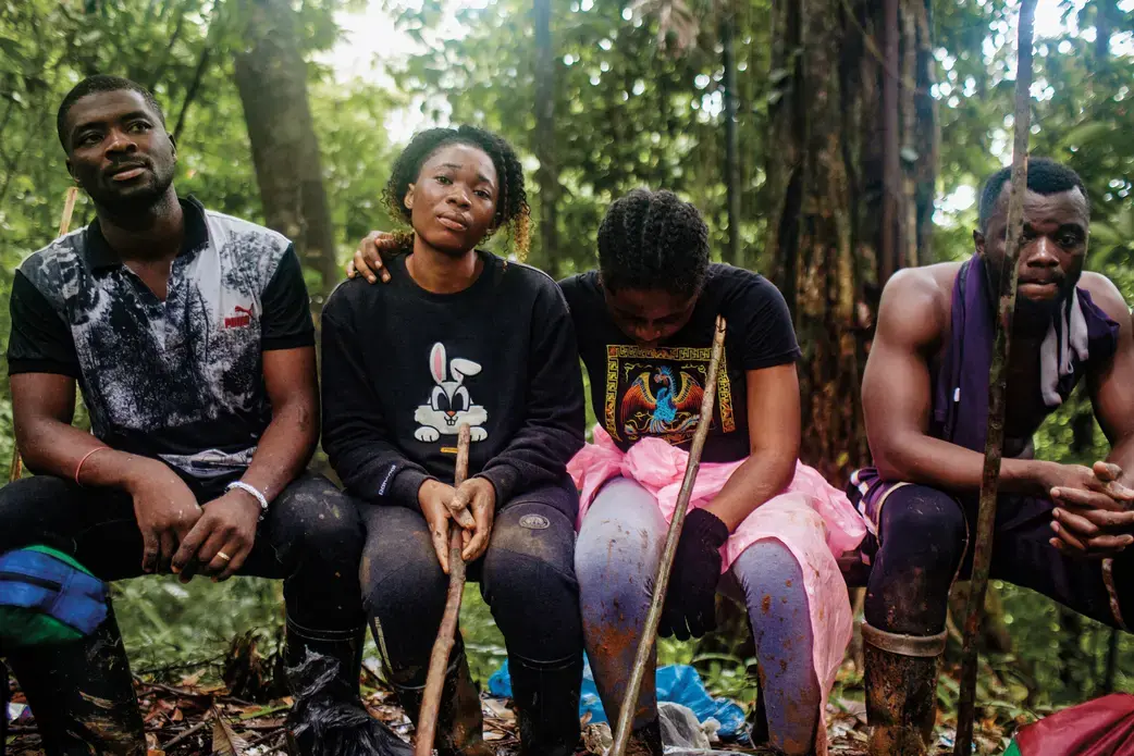 Sandra (second from left) had been told the journey through the Gap would be simple. Image by Carlos Villalón for The California Sunday Magazine. 