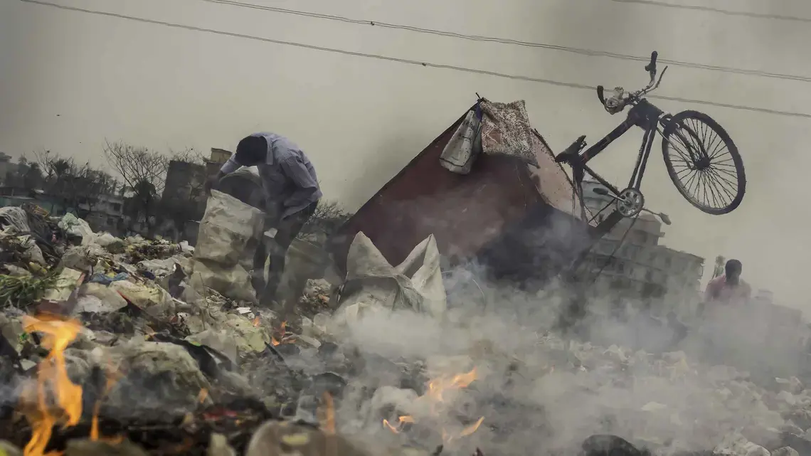 The World Bank estimates that substantially cutting particulate emissions could save as many as 3,500 lives and avoid up to 230 million cases of respiratory diseases annually in Bangladesh. Image by Larry C. Price. Bangladesh, 2018.<br />
