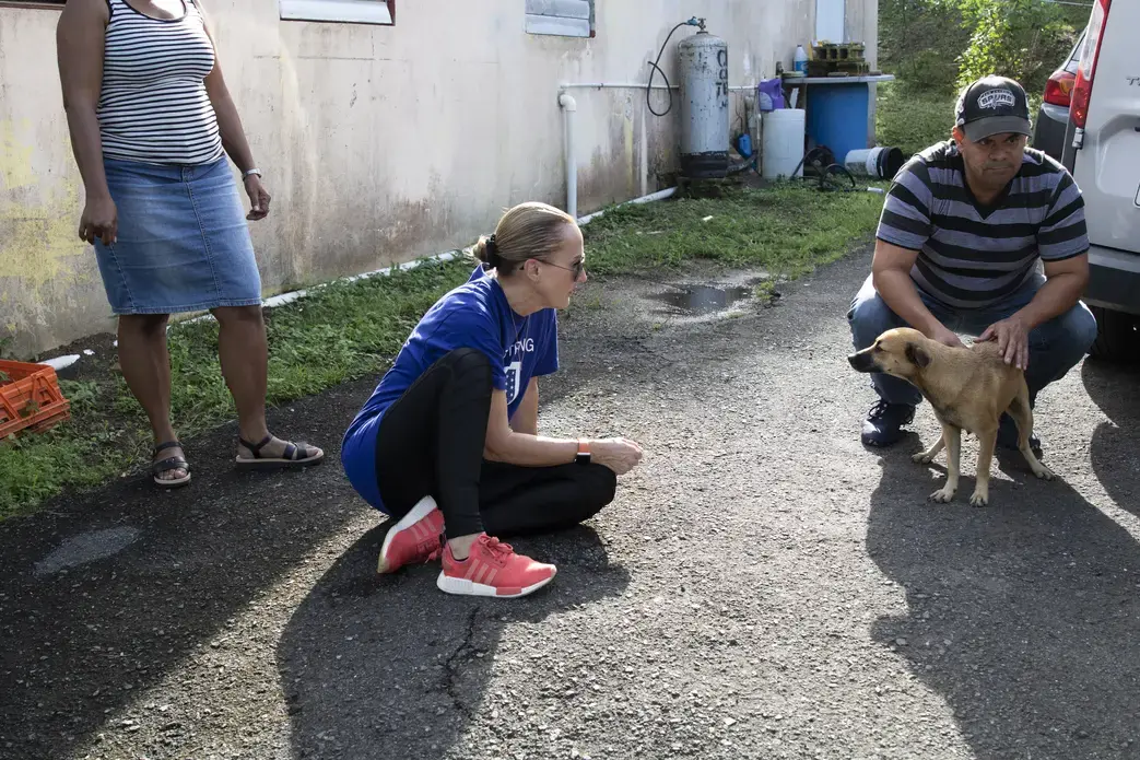 Beckles talks to the family who rescued the litter and mother. Image by Jamie Holt. United States, 2019.<br />

