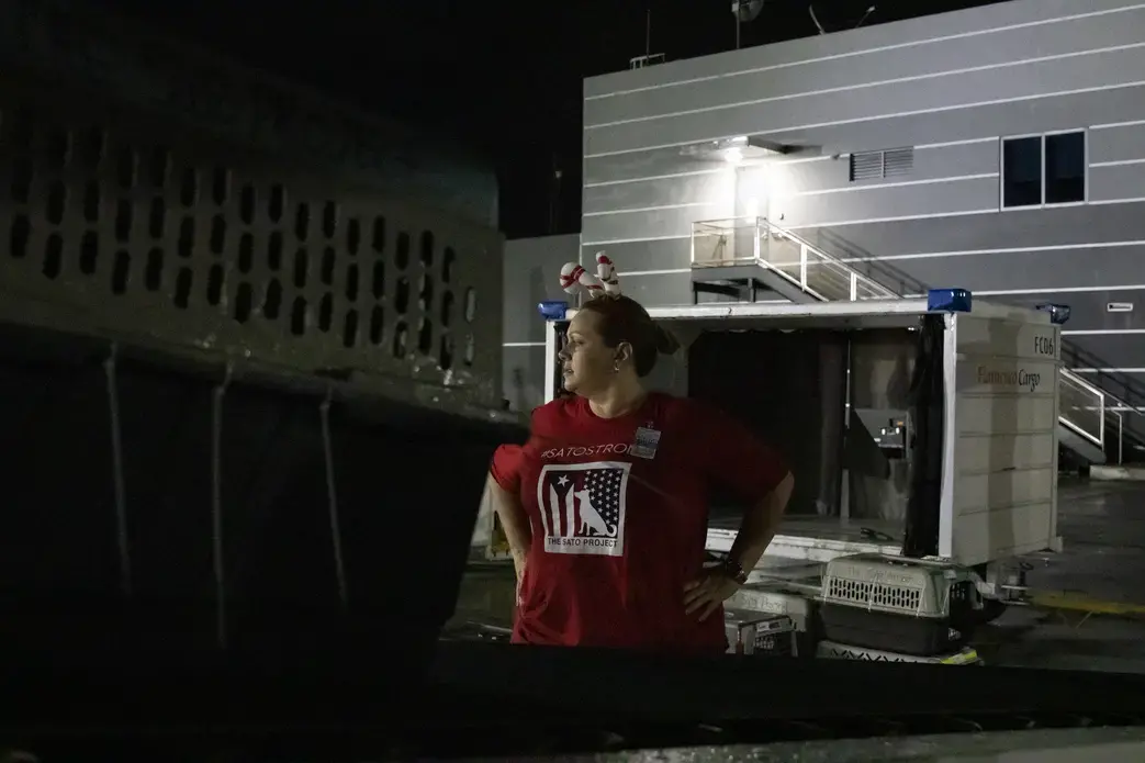 Volunteer Yadira Rodriguez pauses for a moment before loading the next crate. Image by Jamie Holt. United States, 2019.