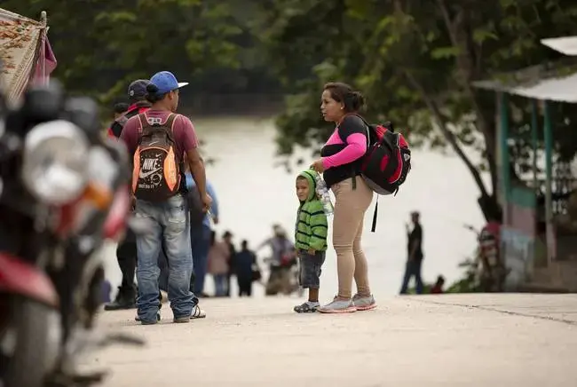 Migrants stop near a restaurant in La Técnica. They had recently exited a bus that arrived from the interior of the country and planned to cross into Mexico before heading north toward the United States. Image by Miguel Gutierrez Jr. Guatemala, 2019.
