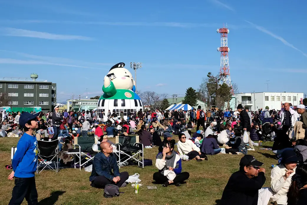 Crowds enjoy the airshow. Image by Emiko Jozuka. Japan, 2018. 