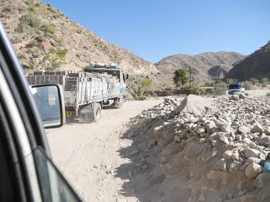 On the road to Taiz. Image by Iona Craig. Yemen, 2017.