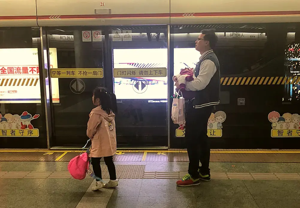 Waiting for the train in Shanghai. Image by&nbsp;Argentina Maria-Vanderhorst. China, 2018.