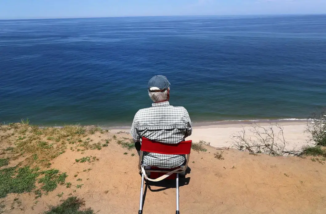 Spang counted the waves more than 100 feet below. Image by John Tlumacki. United States, 2019.