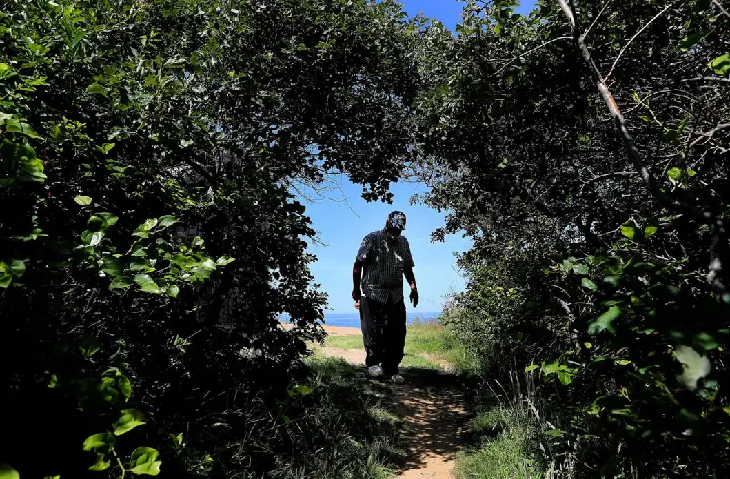 Dave Spang returned from a clearing at the edge of the cliff. Image by John Tlumacki. United States, 2019.