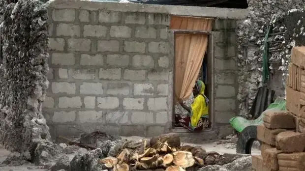 Before farming seaweed was an option, many women in rural coastal communities were completely dependent on their husbands for their livelihoods. Image by Haley Joelle Ott. Zanzibar, October, 2017.