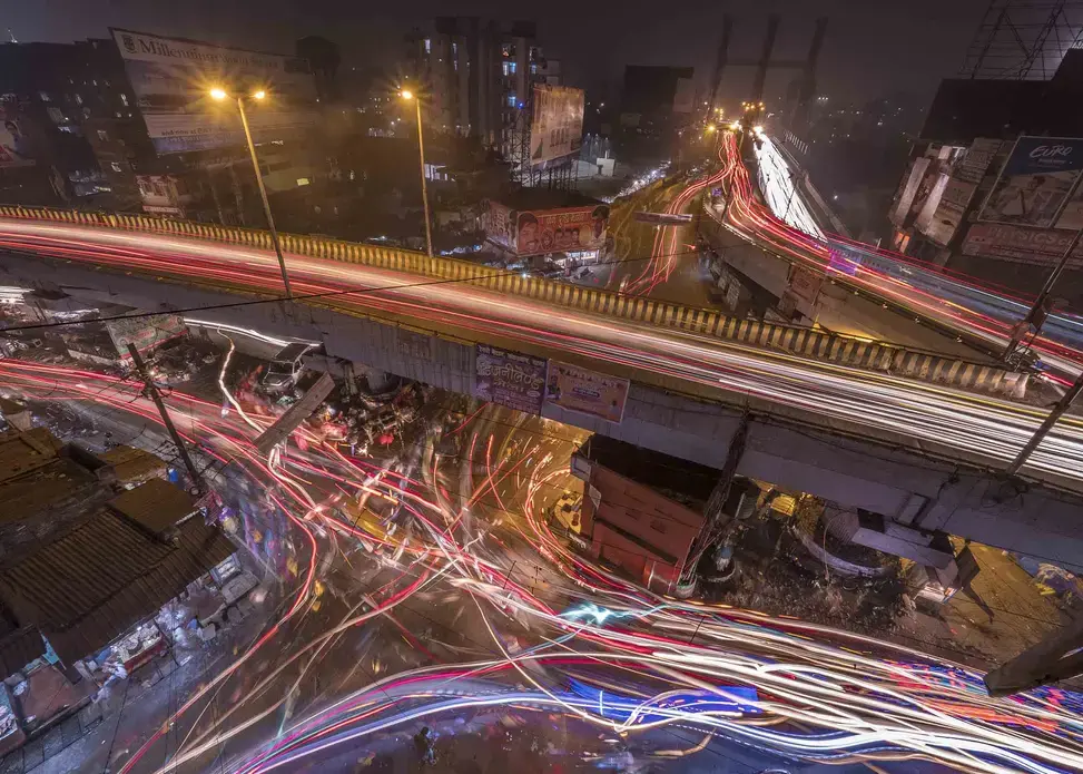 Even as the sun sets, the air in Patna’s most high-traffic neighborhoods remains thick and hard to breathe. Image by Larry C. Price. India, 2018.