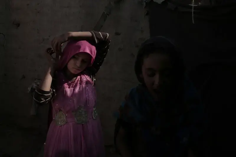 In this Feb. 9, 2018, photo, a displaced girl from stands in her shelter in Abyan, Yemen. Violence, famine and disease have ravished the country of some 28 million, which was already the Arab world’s poorest before the war here began. Image by Nariman El-Mofty. Yemen, 2018. </p>
<p>