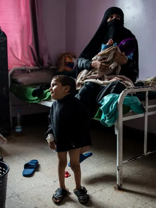 Ahmad Ghalib, 6, and his mother, at Sabaeen Hospital. Image by Alex Potter. Yemen, 2018. 