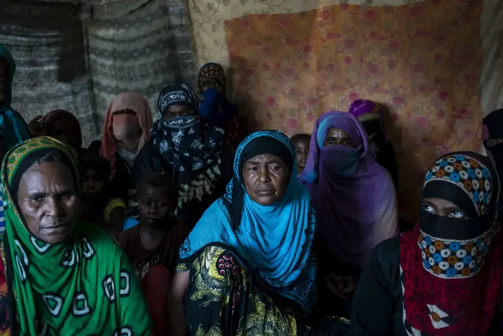 Yemeni women from the Warazan area of Taiz sit in a tent to escape the sun on April 23, 2018, in Mishqafa camp. Image by Alex Potter. Yemen, 2018. 