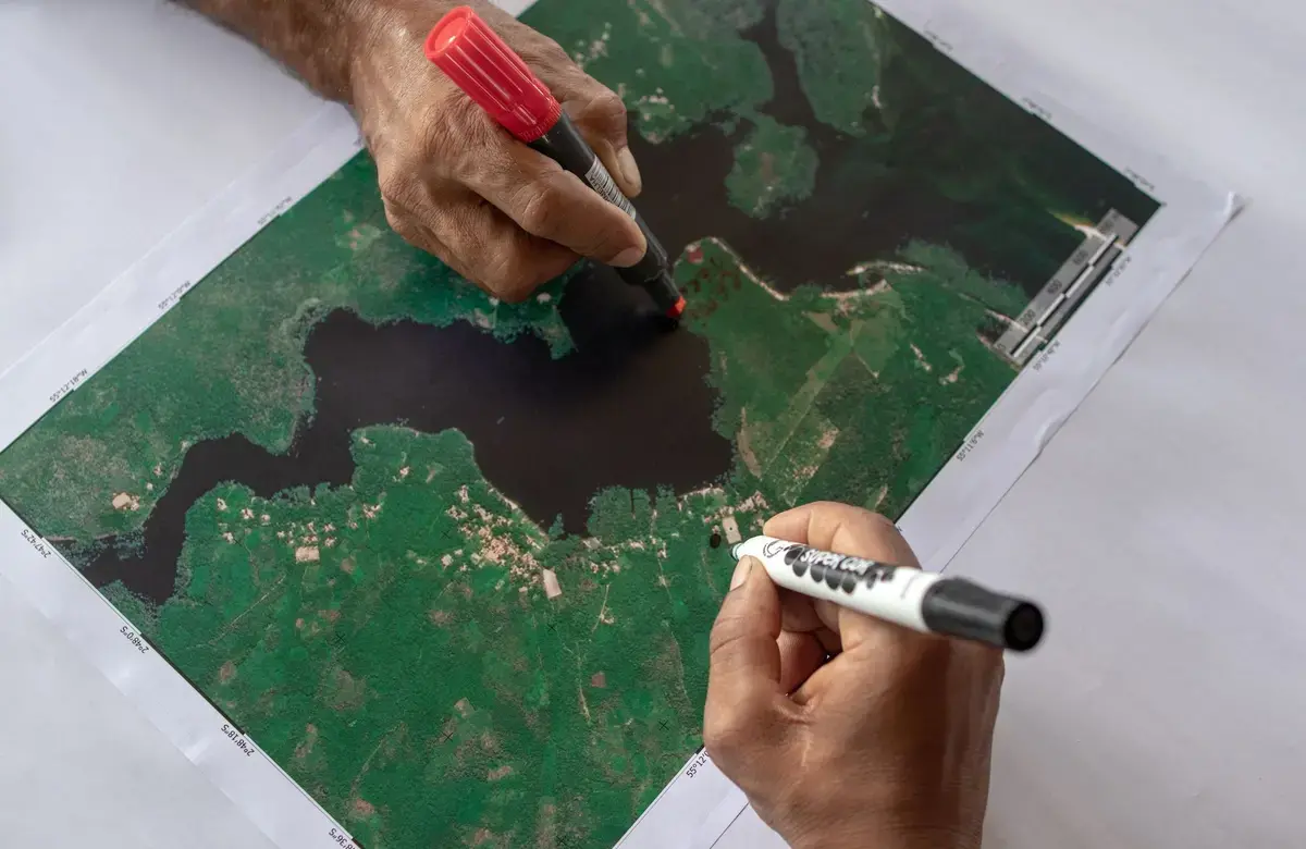 Residents of Tapajós communities indicate burning points during a Sem Flama workshop. Image by Flavio Forner. Brazil, undated.