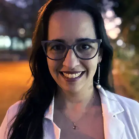 headshot of Flora Pereira