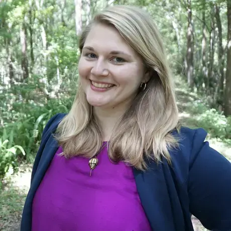 Hannah Brown headshot