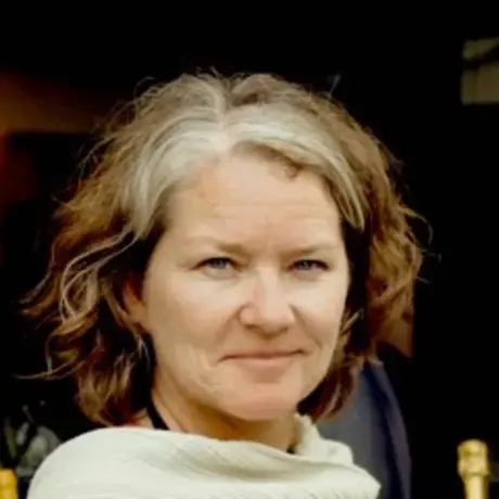 Georgina Gustin headshot