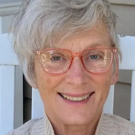 Mary Lhowe headshot