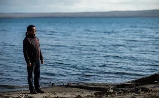 Duke Peltier, 43, stands near his home on the shore of Lake Huron in Wiikwemkoong Unceded Territory on the Manitoulin Island, Ontario, on Nov. 24, 2019. Image by Zbigniew Bzdak / Chicago Tribune. Canada, 2019.