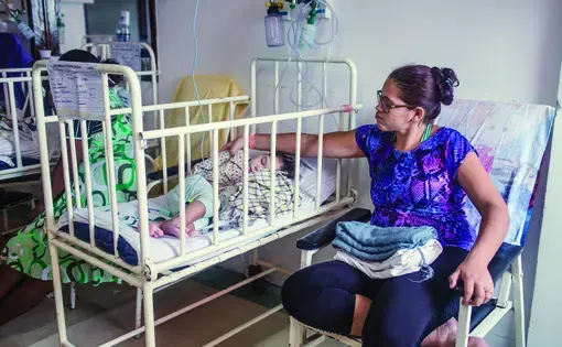 Mylene Helena dos Santos Ferreira e seu filho Davi aguardando para falar com o médico no hospital.&nbsp;Fotografia por Fábio Erdos. Brazil, 2017.