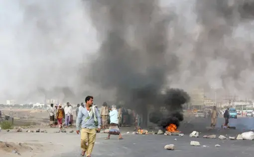 Soldiers block roads and burn tires in protest against unpaid salaries in Yemen's southern city of Aden. Image by Iona Craig. Yemen, 2017.