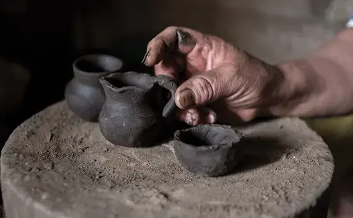 In the 1990s, La Victoria was an epicenter of pottery in Ecuador. Artisans made roof tiles by the thousands and exported them across the country. Image by Yolanda Escobar. Ecuador, 2016.