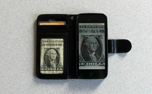 &nbsp;In Virginia, new digitized technology is creating more opportunities for abusive partners to maintain power and control through financial abuse. Image by Noah Petersen. United States, 2018.