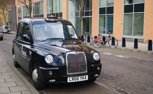 Black cab parked in a residential neighborhood. Image by Gabrielle Pachon.&nbsp;United Kingdom, 2018.