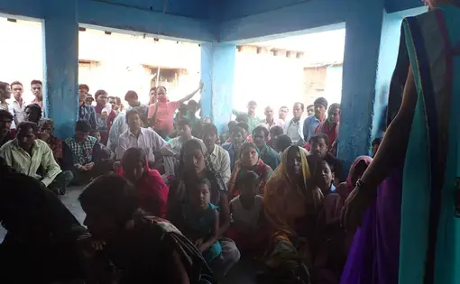 A Jan Jagriti Kendra field officer speaking about unity in Riwapar, a village where&nbsp;90 percent of the inhabitants migrate out&nbsp;to&nbsp;brick kilns and other construction sites. Image by Yardain Amron. India, 2017.