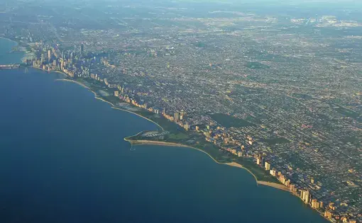 An aerial shot of the Chicago skyline. Image by Payton Chung / Wikimedia Commons. United States, 2009.