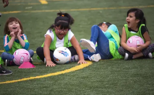 Los estudiantes se prepararon para un partido de práctica durante la clínica de fútbol en la Escuela Primaria Carroll en Bernalillo, Nuevo México. Se rieron mientras sus compañeros de clase eran contados en grupos por nombres de frutas como plátano, fresa y manzana. Imagen de Viridiana Vidales Coyt. Estados Unidos, 2017.
