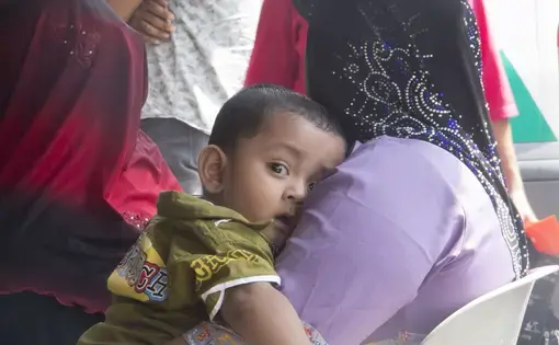 A Rohingya mother and child wait to receive free health check-ups organized by Human Aid. Image by Jueun Choi. Malaysia, 2017.