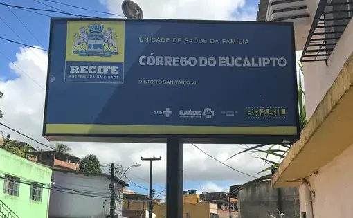 The sign marking the entrance to the&nbsp;Unidade de Saúde da Família (USF)&nbsp;in Córrego do Eucalipto. USFs are the cornerstone of Brazil’s primary healthcare strategy, which is a key component of its free national health system. Image by Poonam Daryani. Brazil, 2017.