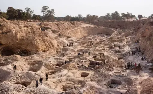 Inside the Kasulo mine, which is owned by the DRC government and run by China’s Congo Dongfang International Mining, or CDM. Image by Sebastian Meyer. Democratic Republic of Congo, 2018.