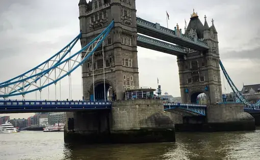 London's Tower Bridge on a day with heavy smog. Image by Rohan Naik. London, 2018.
