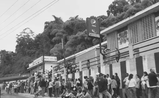 Waiting in line to enter supermarket El Barquero.&nbsp;Image by Lila Franco. Venezuela, 2017.