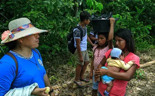 Indigenous mother asks missionary Marta Rueda to baptize her son. Photo by Rodrigo Pedroso. Peru, 2019.