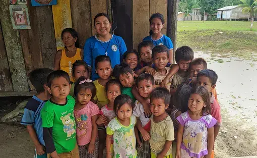 Marta Rueda and Yagua children in the Primavera village. Photo by Rodrigo Pedroso. Peru, 2019.